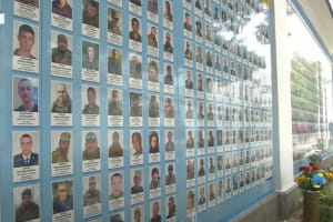 "Їх накрив метр землі": рідні та небайдужі прийшли до Стіни пам'яті вшанувати полеглих воїнів