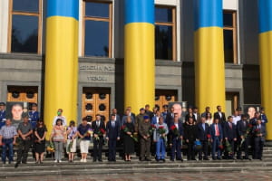 Біля Ради вшанували пам'ять чотирьох нацгвардійців, які загинули від вибуху гранати 2015 року – включення