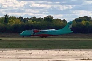 Літак із Льовочкіним та ще десятком депутатів ОПЗЖ просився сісти у Полтаві – але пасажирів з борту не випустили