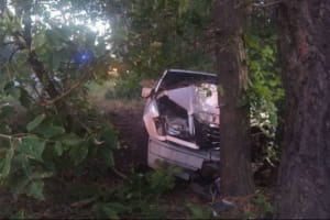 Під Києвом водій Mercedes заснув за кермом і влетів в авто патрульних – що відомо