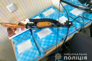 "Ходила з порізаними руками": що відомо про 19-річну дівчину, яка поранила з арбалету учителів у Полтаві