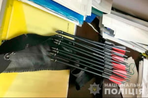 Арбалет у нападниці відібрав учень 9 класу: подробиці атаки на вчителів у полтавській школі
