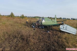 На Житомирщині розбився легкомоторний літак – пілот у лікарні