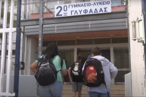 Негативний тест на COVID-19 і сертифікат про вакцинацію: в Італії та Греції нові правила відвідування шкіл