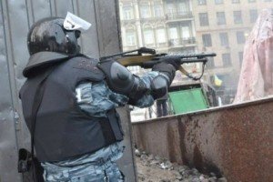 Екс-командир роти "Беркут" Садовник зняв браслет спотерігання та втік від суду