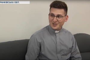 Веде блог в Instagram, TikTok і YouTube: як священник з Івано-Франківщини популяризує церкву в мережі
