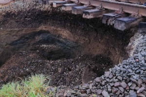 На Буковині під залізничною колією обвалився ґрунт – включення