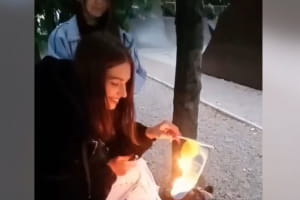 На Дніпропетровщині дівчина спалила український прапор, заявивши, що "це не її стяг" – відео