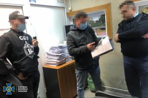 "Крышевали" контрабанду: СБУ поймала с поличным таможенников в Борисполе