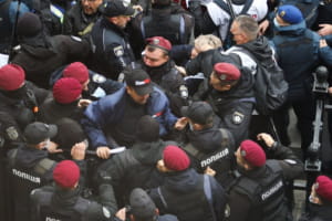 Під ВРУ сталися сутички між мітингувальниками SaveФОП і правоохоронцями – подробиці
