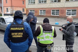 У Хмельницькому "підприємливий" учитель торгував наркотиками прямо в школі