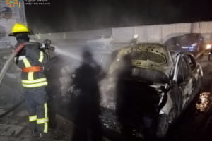На Київщині на території ЖК горіли п'ять автівок