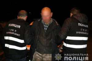 В Чернигове задержали мужчину, который убил свою мать и пытался изменить внешность, чтобы убежать из страны – видео 