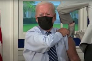 Президент США Байден отримав третю дозу вакцини проти COVID-19