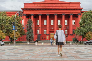 Студентам КНУ імені Тараса Шевченка заборонили виїжджати за кордон: пояснення вишу 