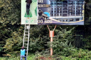 В Трускавце перед собранием "Слуги народа" принялись расклеивать рекламу программ Зеленского – фото