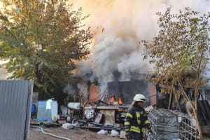 У Харкові внаслідок пожежі згорів столярний цех та чотири авто