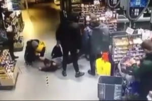Тащили по полу и били в лицо: в сети появилось видео смертельного избиения полицейского в Чернигове (18+)