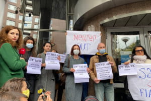 На журналистов упал вазон из окна "Укрэксимбанка", когда медийщики пришли на пикет, и о чем говорили на брифинге