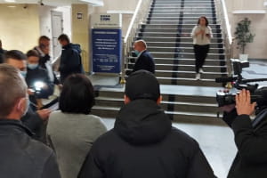 Напад на журналістів: чому глава "Укрексімбанку" скасував пресконференцію та як силовики прийшли вручити підозру