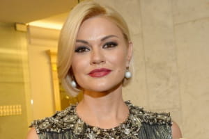 Російська співачка Ірина Круг, яка відвідувала Крим, приїxала в Дніпро з концертом – її зустріли протестом