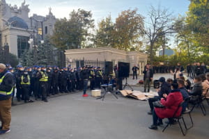 Активісти прийшли на Банкову, щоб подивитися фільм про офшори Зеленського – як відреагувала поліція