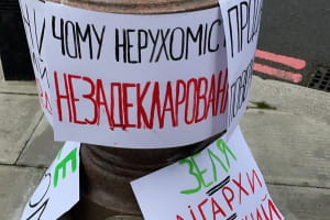 Кожен має відповідати за свої вчинки – українці пікетували квартиру Зеленського в Лондоні через офшорний скандал