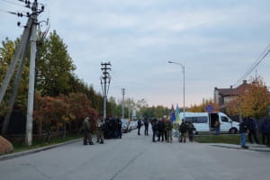 Тітушки досі залишаються під будинком Порошенка: як минула ніч та що говорить лідер "ЄС"