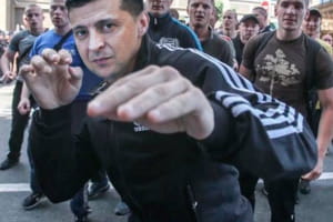 Тітушки під домом Порошенка: реакція соцмереж 