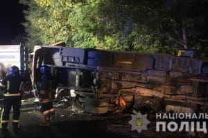 На трасі Київ – Одеса вантажівка протаранила пасажирський автобус