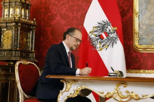 В Австрии из-за коррупционного скандала принес присягу новый канцлер