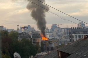 У центрі Києва спалахнула масштабна пожежа на даху будинку – рух вулицею Костельною перекрито