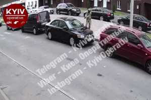 У передмісті Києва невідомий у камуфляжі стріляв у родину, яка саме сідала в авто