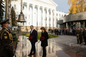 Порошенко разом із ветеранами, активістами та депутатами вшанував пам'ять полеглих на війні захисників України