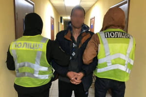 На Київщині затримали чоловіка, який ледь не зарубав сокирою багатодітну матір – жінка дивом вижила
