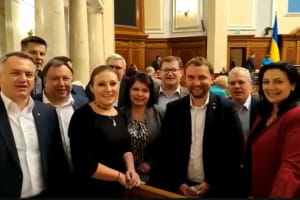 Народні депутати "ЄС" долучилися до флешмобу "Батько наш Бандера" і заспівали пісню в Раді
