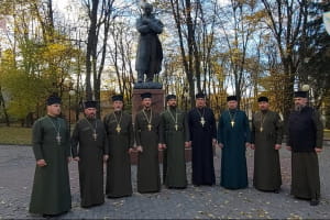 Львівщиною прокотився флешмоб "Батько наш Бандера": пісню заспівали священники та студенти – відео