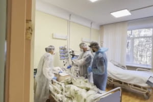 Завантаженість 90%, 40 карет швидкої за день, лікарі працюють на межі можливого: Кличко показав кадри із COVID-лікарні у столиці – відео