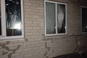 Окупанти на Луганщині обстріляли селище Трьохізбенка: пошкоджені будинки на лінії електропередач