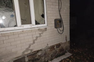 Пошкоджено будинки та лінію електропередач: окупанти обстріляли Трьохізбенку – фото
