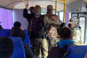 В оккупированном Крыму у здания суда задержали 19 человек, 7 из них – женщины