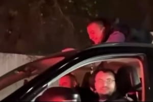 Когда представляешь себя Бэтменом: в Киеве водитель на большой скорости "катал" товарища на крыше внедорожника – видео