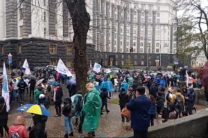 Антивакцинаторский марш в столице: участникам раздали плакаты организации, распространяющей дезинформацию о вакцинации