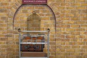 До 20-річчя фільму про Гаррі Поттера: як містами Британії їздить зачарована платформа 9¾ – сюжет