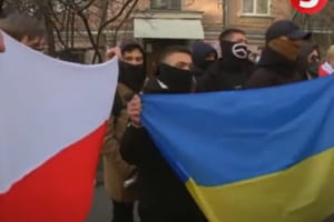 Активісти принесли чорну свинячу голову під посольство Білорусі в Києві – включення