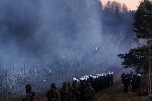 Із лазерами та стробоскопом: білоруські військові намагалися зруйнувати огорожу на кордоні з Польщею – відео