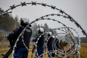 Кидали каміння та колоди: мігранти знову "штурмували" польський кордон 