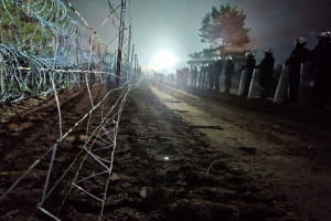 Велика група мігрантів із Близького Сходу знову намагалася прорвати польський кордон