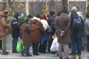 Всесвітній день бідних: у середмісті столиці влаштували роздачу їжі для нужденних – включення