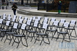 Сотні порожніх стільців: у центрі Києва відбулася акція підтримки українських політв'язнів